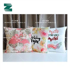 Bílá látka s digitálním potiskem a vyšívacím polštářkem